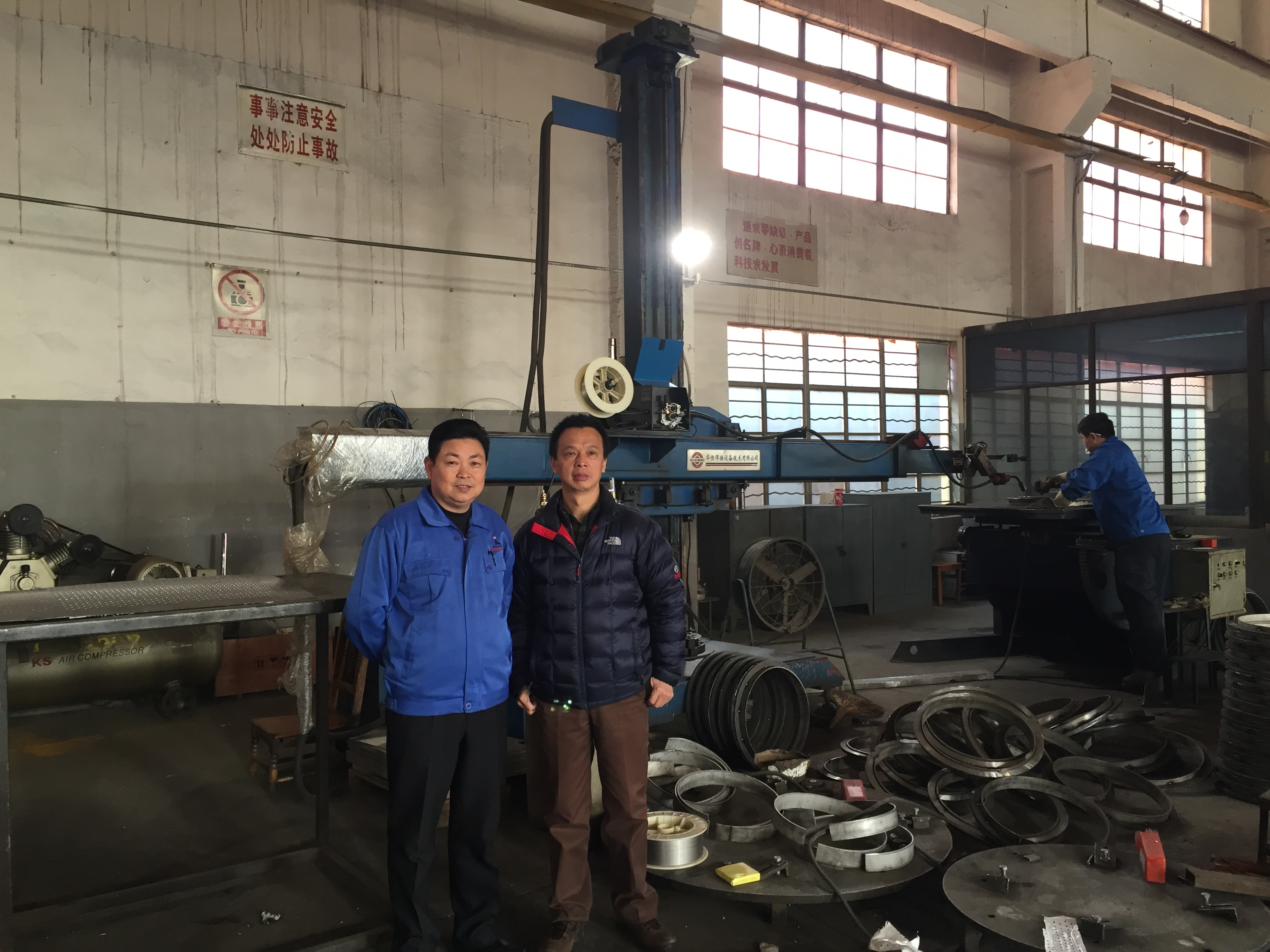 图为海狮邬总和华恒徐董在华恒老设备前合影 图为海狮邬总和华恒徐董在华恒老设备前合影
